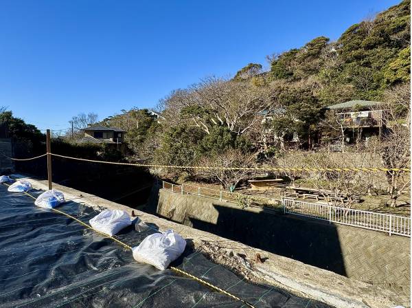 正面は建物じゃなく山の稜線。視線は自然に預ける設計で。