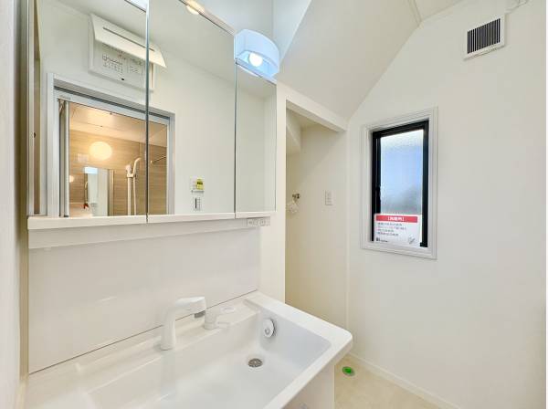 交換済みの洗面化粧台は清潔感のある空間です。