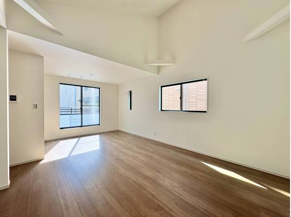 LDKは18.4帖と広々とした空間で家具の配置が容易に行えます。