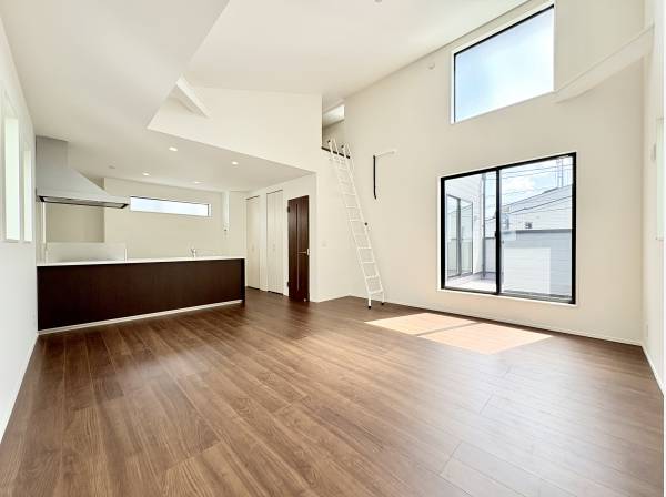 吹き抜けのある開放的なLDK