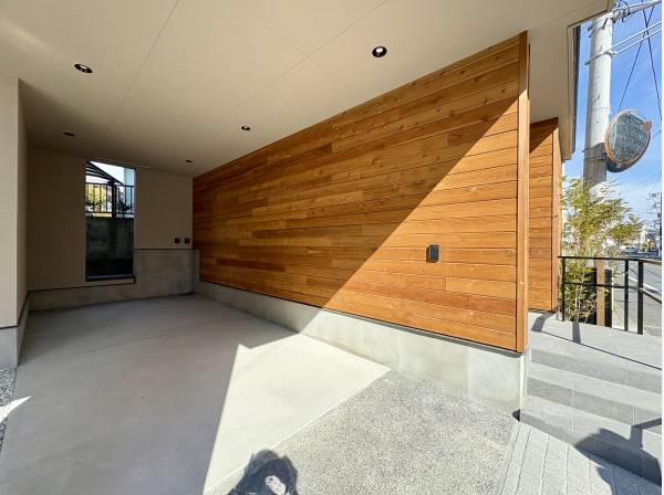 大型車も楽々駐車可能なビルトインガレージ