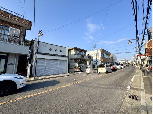 バス通り沿いでたくさんの人が行きかう通り沿いです。