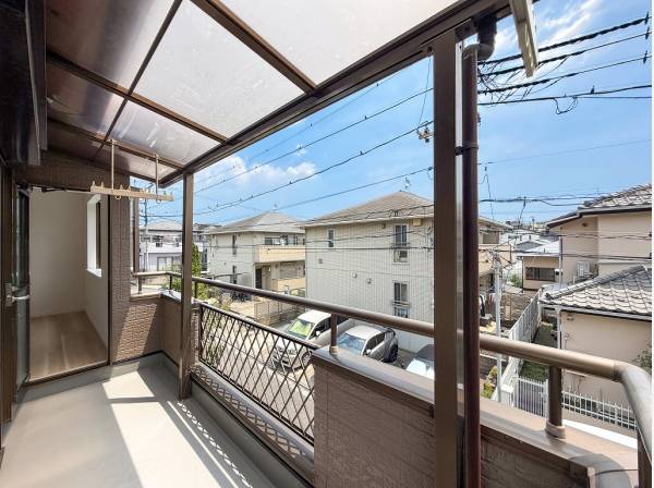 光を通す屋根付きのバルコニー 小雨の日にも換気ができそうですね