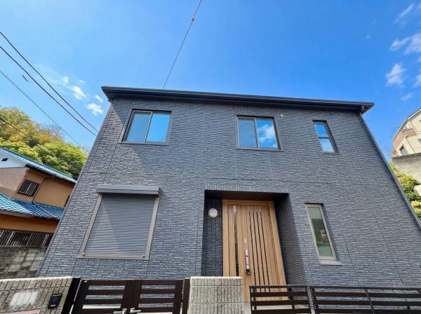 外観は前からと横から見ることできます。角地なので日当たり良好です！