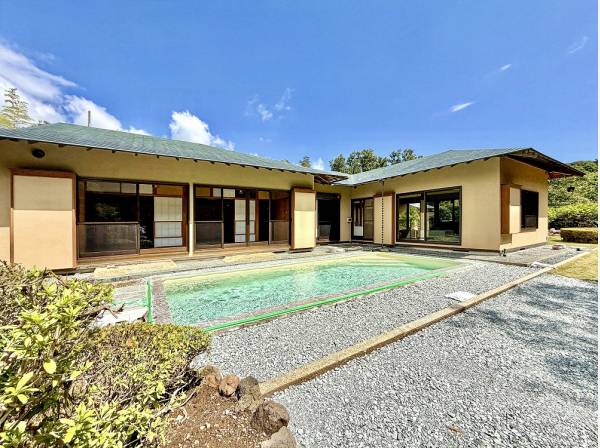 風情ある中庭に登場した大型プールは新感覚のオアシス空間