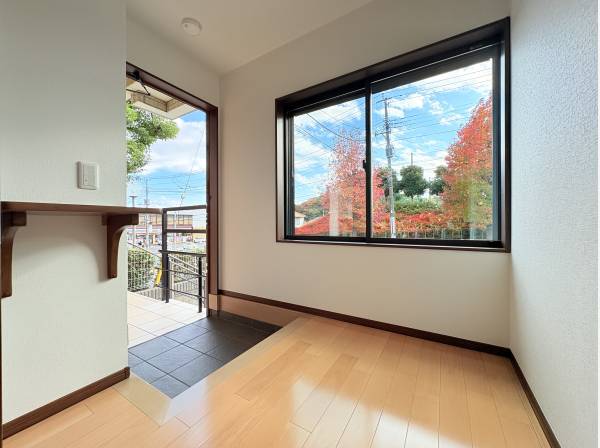 借景の美しい開放的な玄関ホール