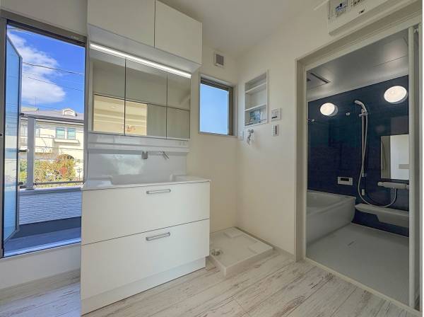 洗面室からバルコニーへ出られます。青空をこの方向からも感じられるとは。