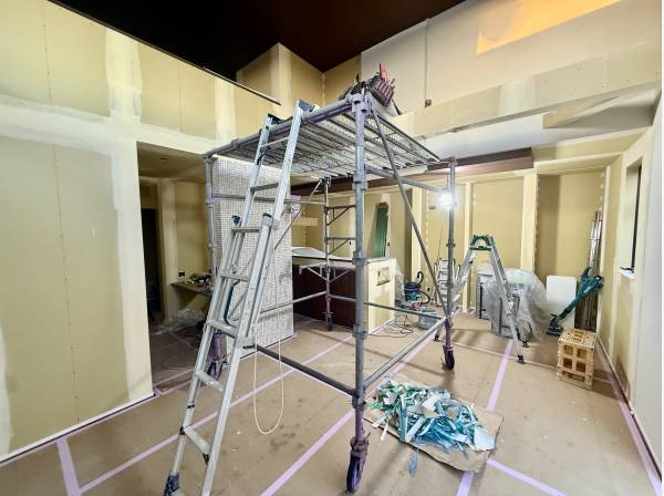 勾配天井で開放的なリビングルーム