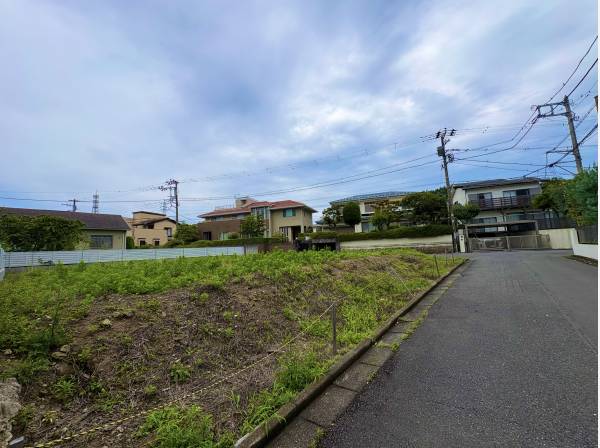 隣接道路は交通量も少なく、騒音問題などに悩まされることも少ないので安心