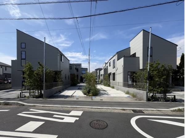 前面道路も広く開放感溢れる現地/お問い合わせお待ちしております！