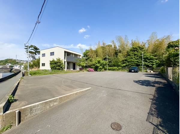 住宅横には広々としたスペースがございます。