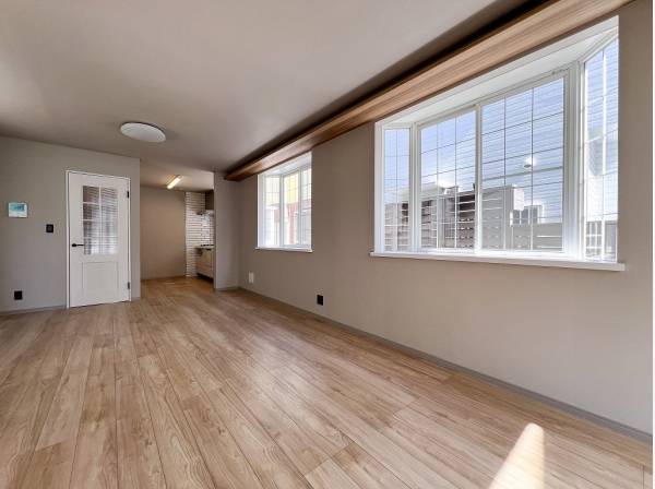 造作ドア出窓を配した可愛らしい内装が目を惹きます