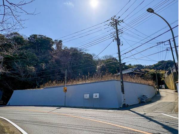 前道よりかなり高く造成されているためプライベート感があります