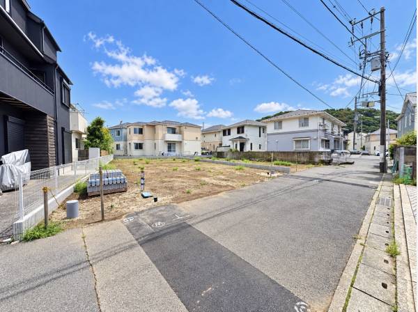 落ち着いた住宅街に位置する現地。海辺の暮らしを身近に感じる住環境。