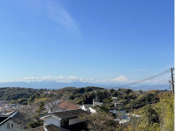雄大な富士山を望む眺望、青い海、江ノ島をも望みます