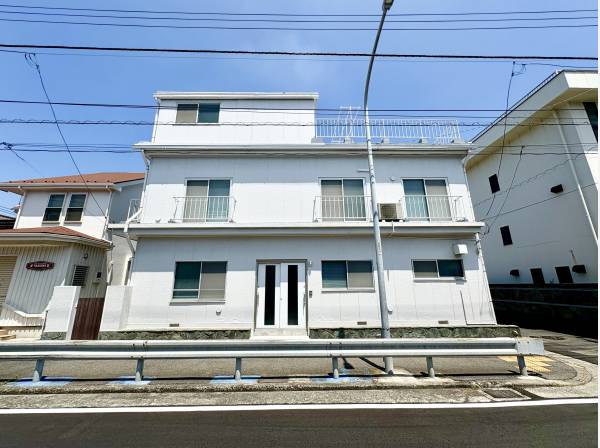海岸近くに佇む白基調の外観