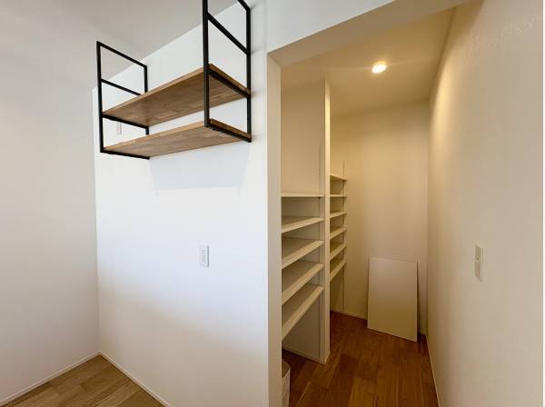 キッチン背面にはパントリースペースを完備！