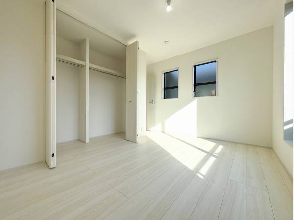 真っ白なキャンバスのようなベッドルーム