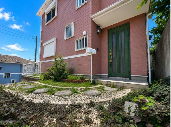 緑が彩るアプローチが、住まいへ心地よく迎えてくれる玄関です。