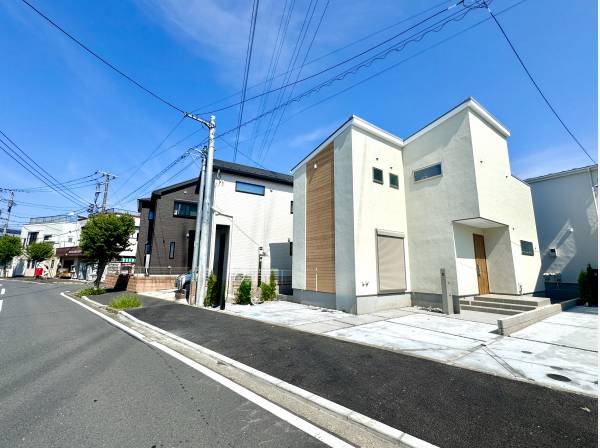 道路がとても広く開放的な現地