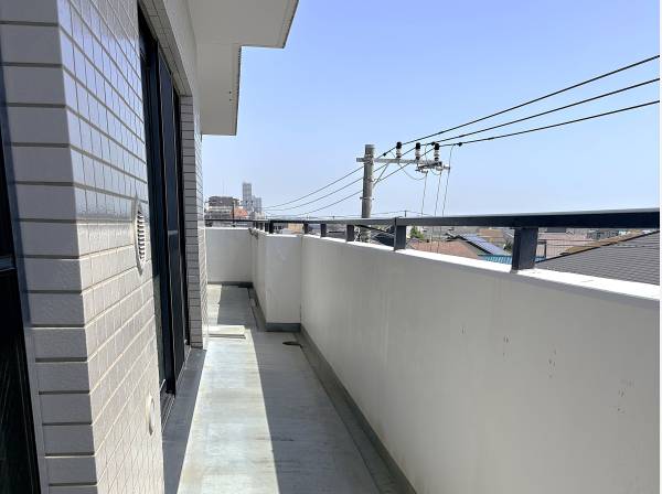 部屋を包み込み広々としたバルコニーです