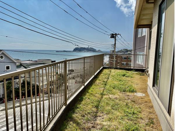 1階の庭から海・江の島が一望できます！バーベキューもいいですね！