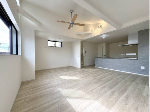 開放的な勾配天井でシーリングファンが優雅に回ります。