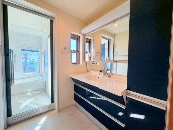 スタイリッシュなパウダールーム、バスルームからも海を一望