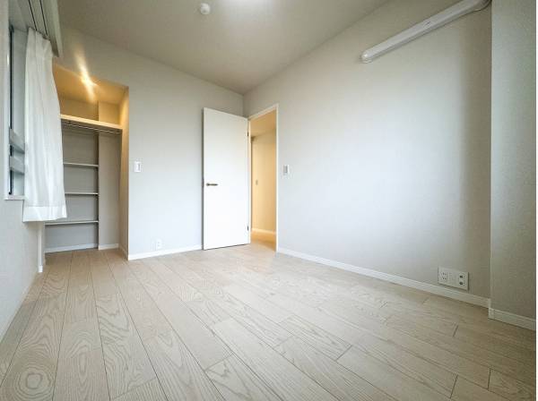 棚を配した奥行きのあるクローゼットを完備したお部屋