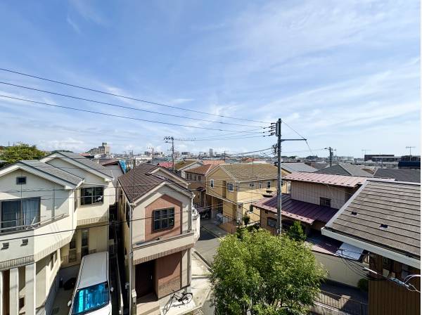 周辺に高い建物がなく、ひらけた眺望となります