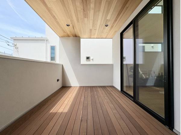 天然木を利用したリビングとフラットに繋がるバルコニー