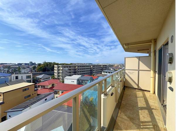 バルコニーはガラス張り仕様。