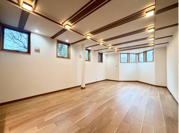 照明や窓に特徴があって味がでてますね