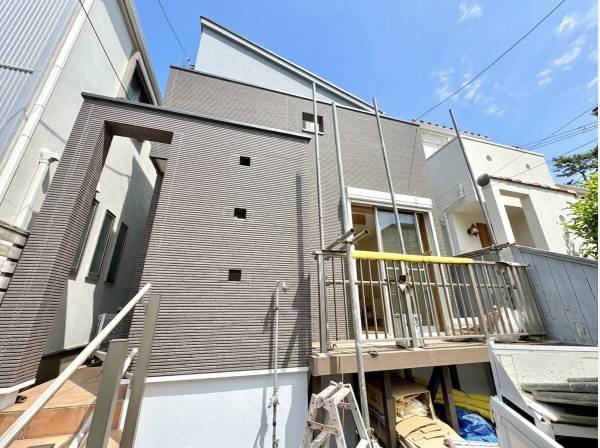 リビングから繋がる、ちょっとしたデッキつきです。