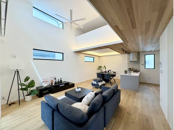 吹き抜けの開放的なLDKは22.5帖あります