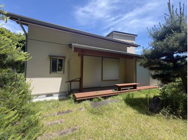 ウッドデッキがあり、緑を感じながら休憩できます