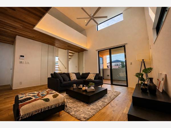 吹抜けの開放感。空が近いリビングです。