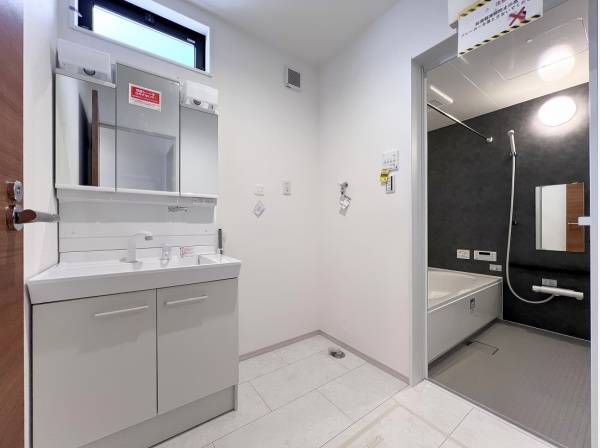 ホワイトを基調とした清潔感あふれるサニタリールーム