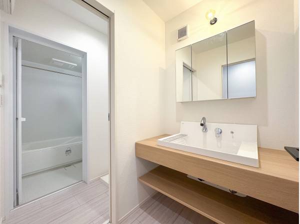 造作洗面台がスタイリッシュなパウダールーム