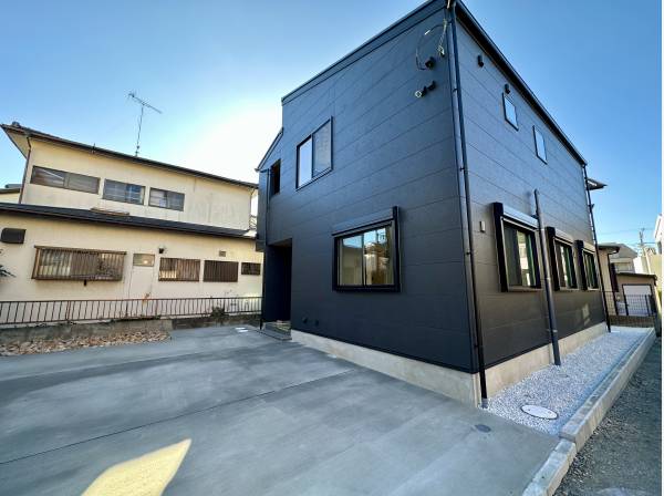 スタイリッシュな外観/カースペースは2台分完備/外シャワー付き