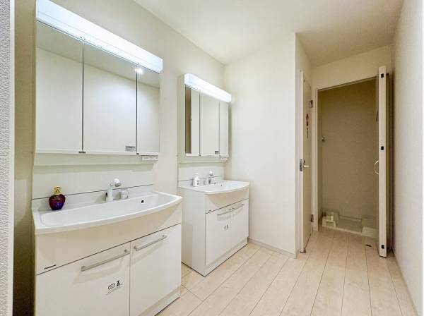 それぞれのフロアに２ヵ所の洗面スペースがあります