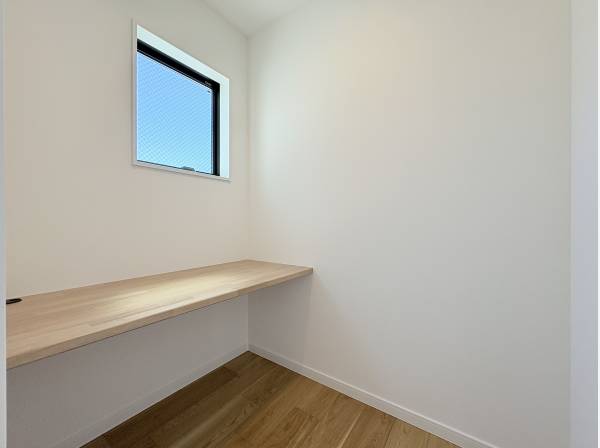 リビングの隣には勉強や仕事に便利なデスク部屋があります。
