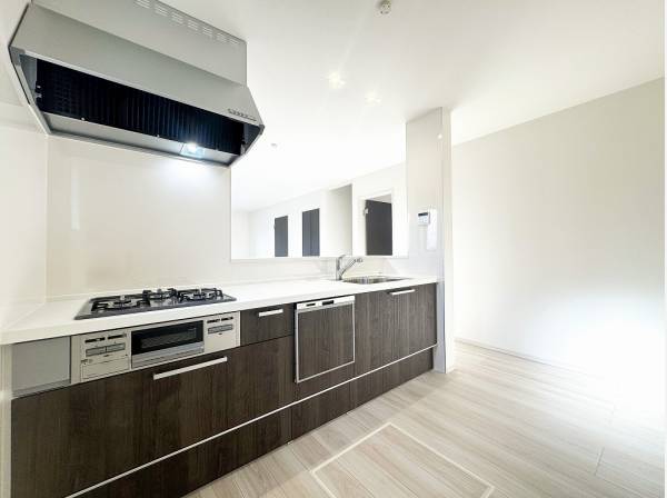 お好みの棚やカップボードを置いてアレンジを愉しめそうなキッチンスペース