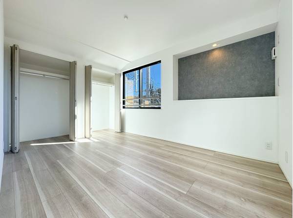 南西に面したバルコニーが寄り添う7帖超の居室