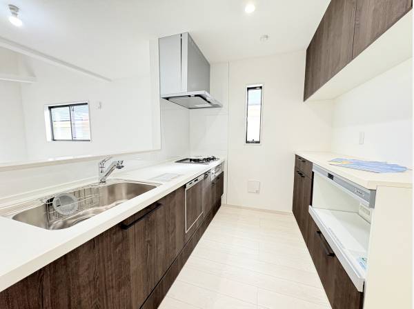 日々の生活を豊かにする、食器洗い乾燥機、カップボードも付いてます◎