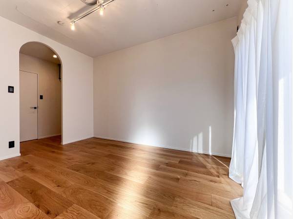 WICとの境に設けられたアーチ型の開口部がお部屋をエレガントな雰囲気に