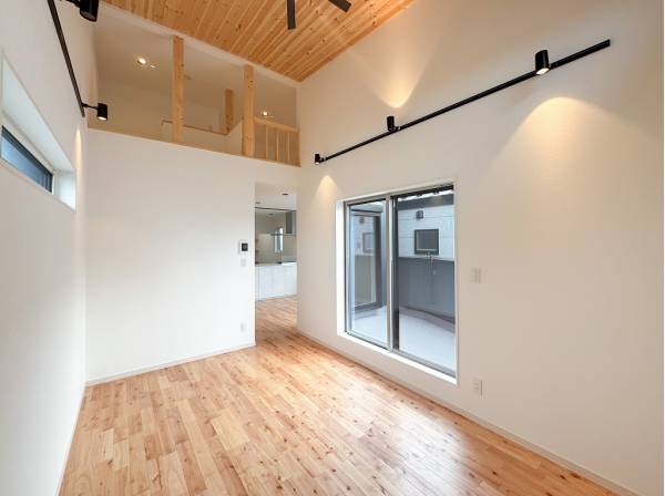 パイン材の張られた光と開放感で溢れる高天井リビング