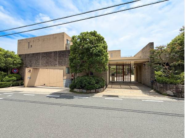 街に品格を添える邸宅感のある構え