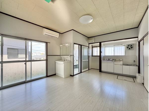 室内はリフォーム済みの完成物件です。