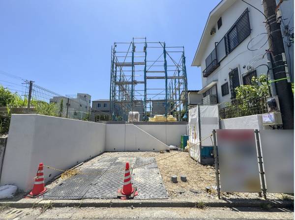 前面道路より少し上がったプライバシーの守られたお住まいです